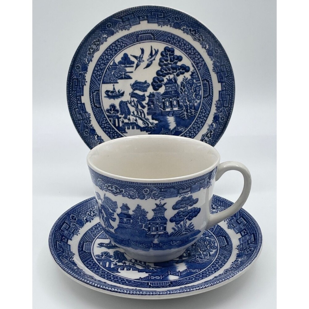 Vtg Blue Willow Lot of Tea Cup And 2 Saucers Johnson Brothers Made In England